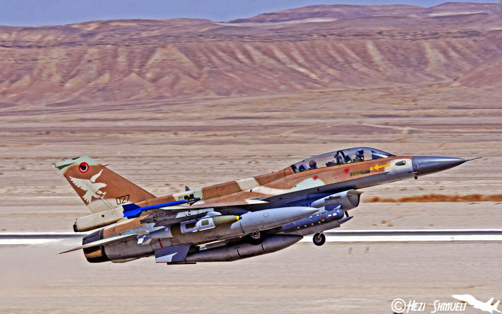F-16 אף-16 של חיל האוויר חמוש בפצצות JDAM 
