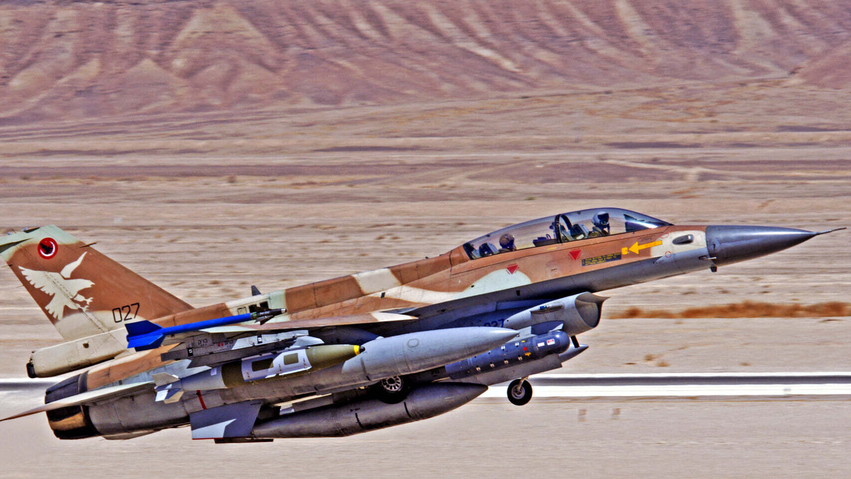 F-16 אף-16 של חיל האוויר חמוש בפצצות JDAM 