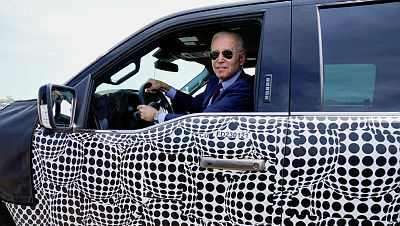 ג'ו ביידן נוהג ברכב חשמלי של פורד