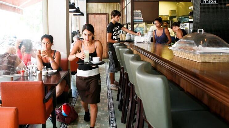 מלצרית בית קפה אתנחתא מלצר מלצרים