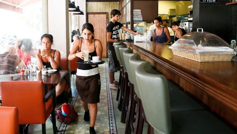 מלצרית בית קפה אתנחתא מלצר מלצרים