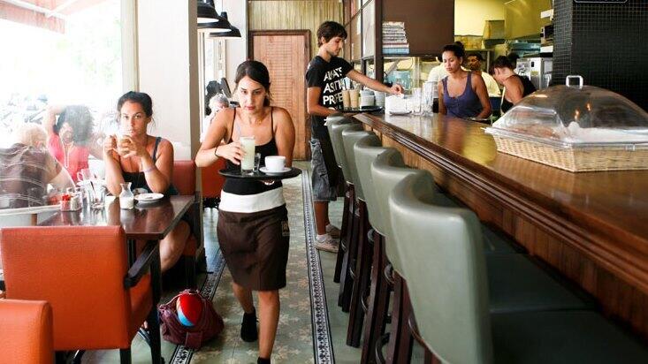 מלצרית בית קפה אתנחתא מלצר מלצרים