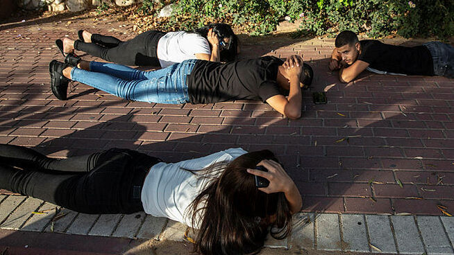 ישראלים שוכבים על הרצפה בעת אזעקה