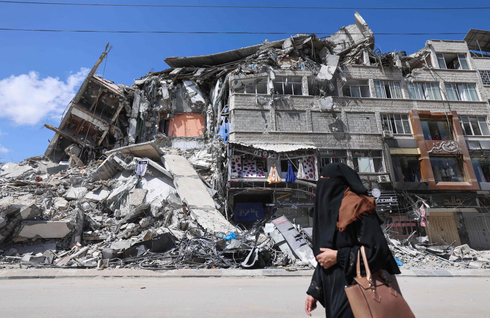 בניין בעזה שנהרס בהפצצת חיל האוויר, צילום: איי אף פי
