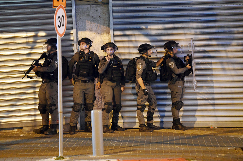 שוטרים בשבוע שעבר ב יפו בעקבות ה מהומות פנאי