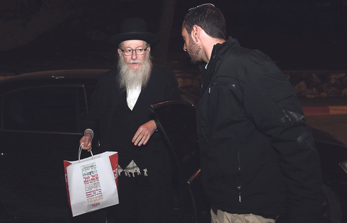 יעקב ליצמן עם שקית המעדנייה שעליה ניסה להגן בניגוד לחוק, צילום: אוהד צויגנברג