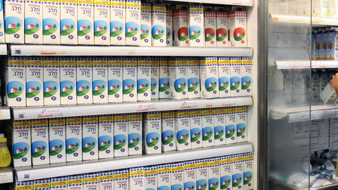 אריזות חלב בסופרמרקט,  