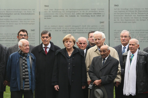 דני קרוון עם אנגלה מרקל בחנוכת האנדרטה לזכר רצח הצוענים בשואה, גטי