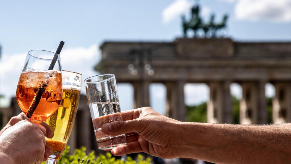 משיקים כוסית בשער ברנדנבורג בברלין מאי 2021