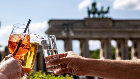 משיקים כוסית בשער ברנדנבורג בברלין מאי 2021, צילום: אי פי איי