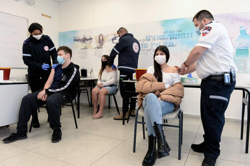 פראמדיקים של מדא מחסנים בני נוער ב חיסון של פייזר נגד נגיף קורונה בית ספר אורט לוד, צילום: קובי קואנקס