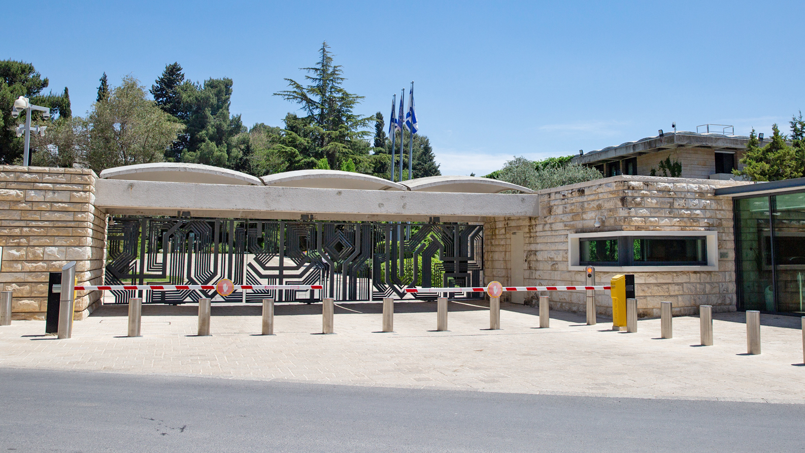 שער כניסה ל רכבים בית הנשיא רחוב הנשיא שכונת טלביה ירושלים