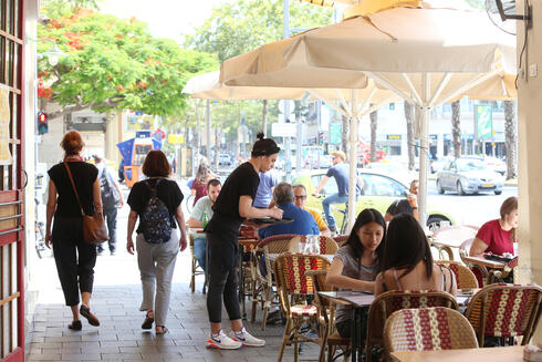 בית קפה ברחוב אבן גבירול תל אביב, צילום: אוראל כהן