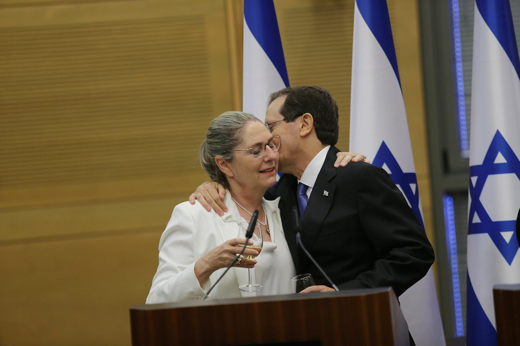 יצחק הרצוג נשיא המדינה ה 11 מנשק את בת זוגתו מיכל הרצוג בנאום במליאת הכנסת