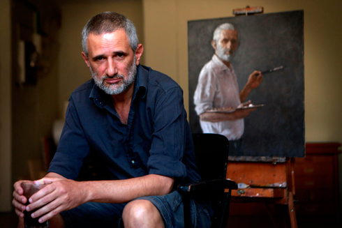 ארם גרשוני על רקע דיוקן עצמי בסטודיו שלו. "לקח לי חיים שלמים להגיע לפשטות" , צילום: עמית שעל
