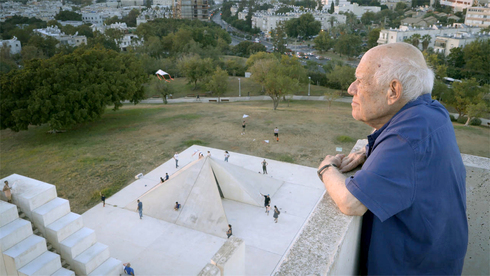דני קרוון משקיף על כיכר לבנה בת"א, מתוך הסרט