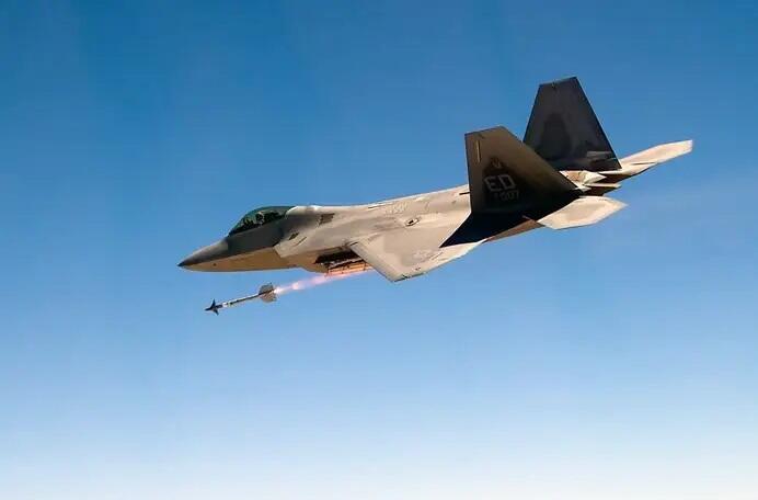 F22 משגר טיל אוויר אוויר לטווח קצר, צילום: Lockheed Martin