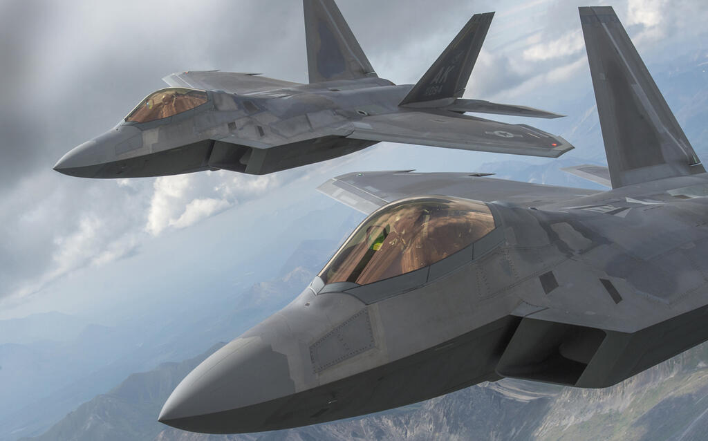 הטוב ביותר? רק על הנייר. F22 באוויר (צילום: USAF ) הקברניט חמקן F22 מטוס קרב