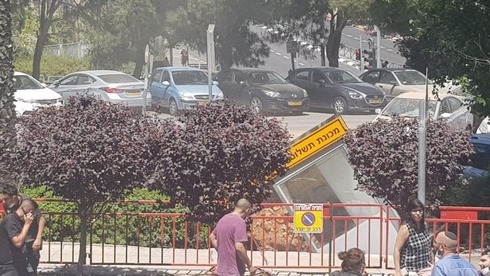 שקיעת קרקע בחניון בשערי צדק, ynet