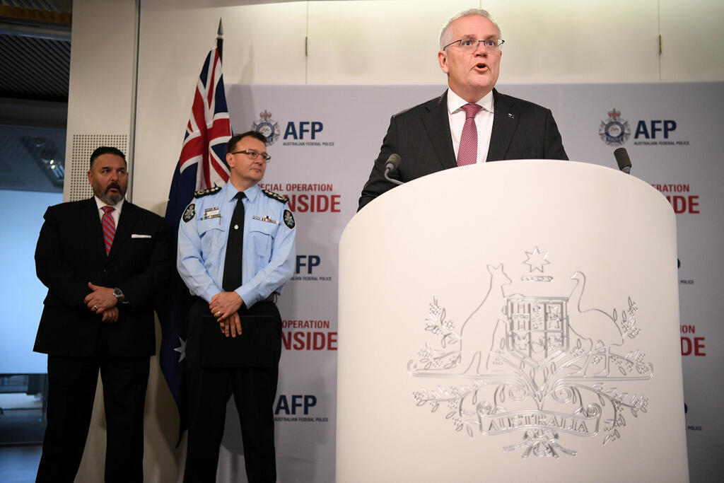 ראש ממשלת אוסטרליה סקוט מוריסון במסיבת עיתונאים אחרי מבצע בינלאומי נגד הפשע המאורגן