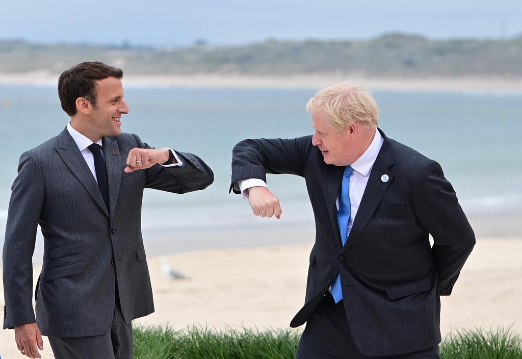 בוריס ג'ונסון ראש ממשלת בריטניה ו עמנואל מקרון נשיא צרפת בפסגת G7 