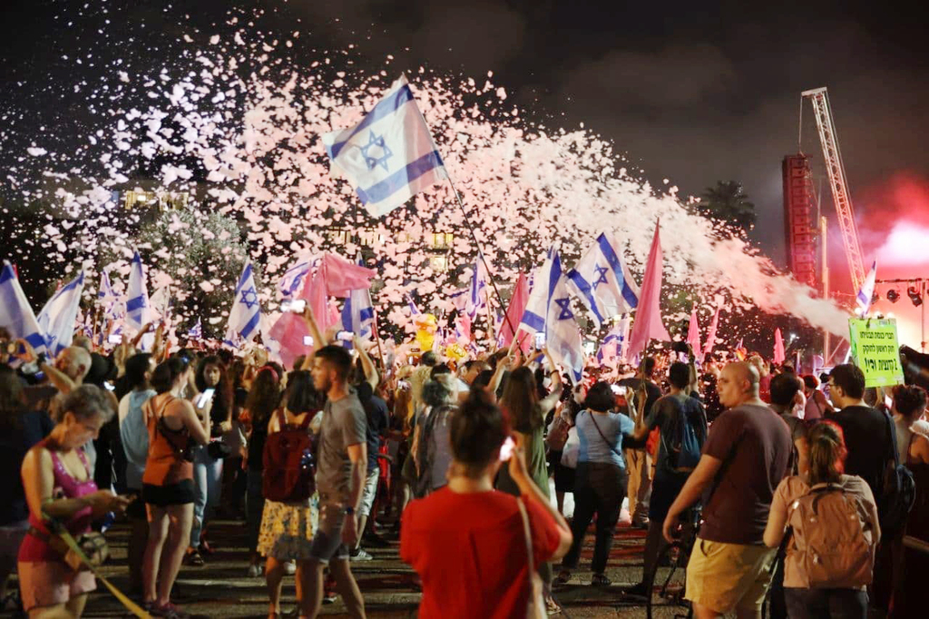 מסיבת קצף כיכר רבין תל אביב חגיגות חגיגה של השבעת הממשלה ממשלת השינוי