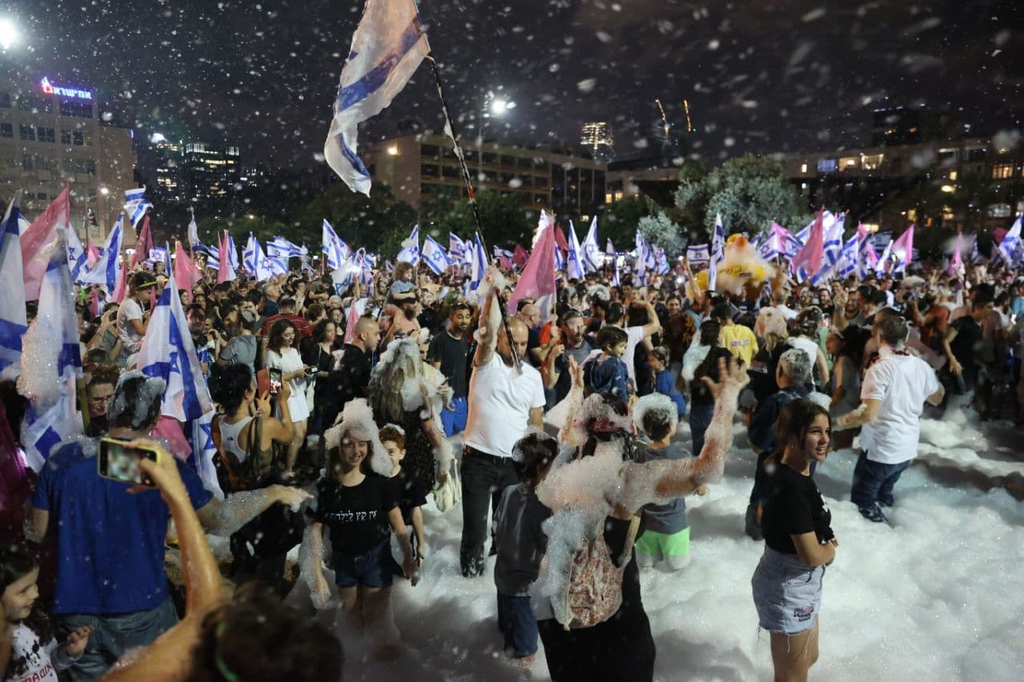 מסיבת קצף כיכר רבין תל אביב חגיגות חגיגה של השבעת הממשלה ממשלת השינוי 1