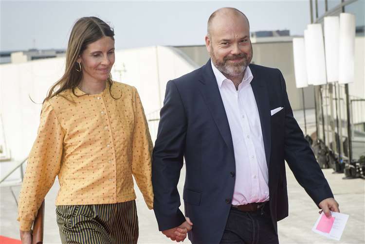 אנדרס הולך פובלסן בעלים אסוס 2018 עם אשתו אן