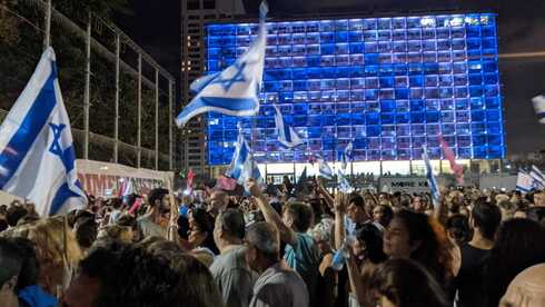 אלפים בכיכר רבין חוגגים את השבעת ממשלת בנט לפיד, יונתן אפק לוי