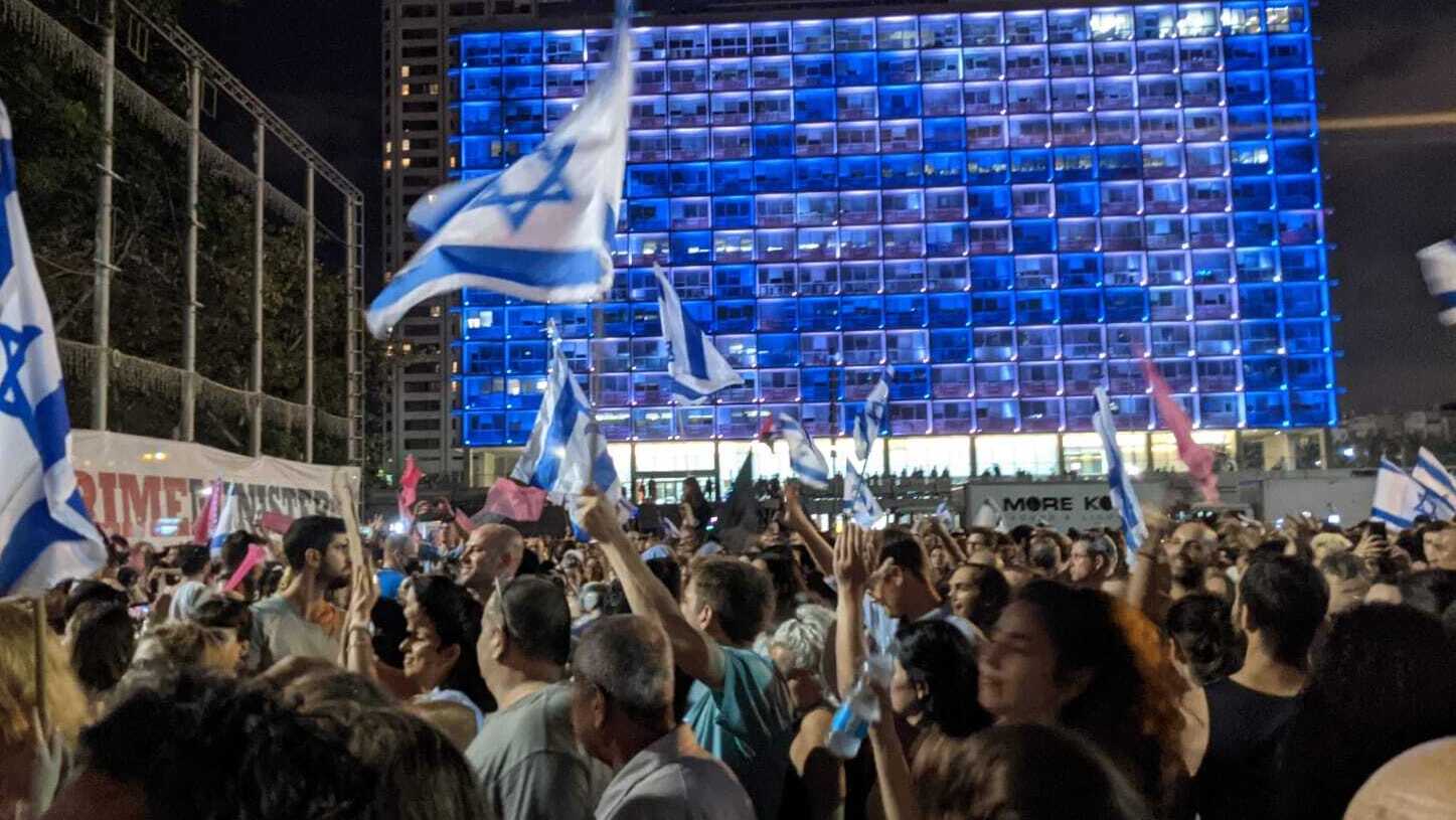 כיכר רבין ב תל אביב חוגגים את השבעת ממשלת בנט לפיד