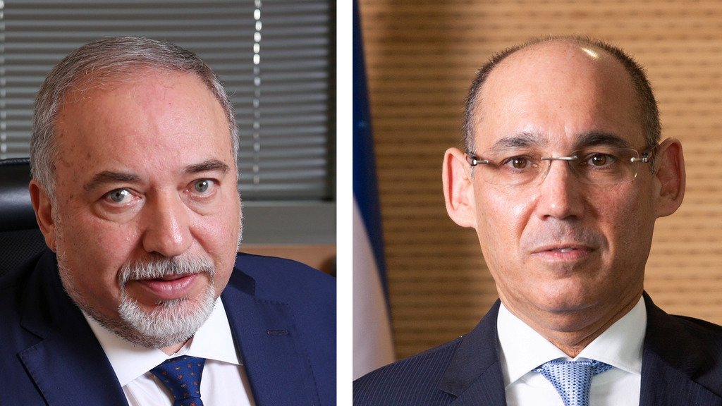 מימין: נגיד בנק ישראל פרופסור אמיר ירון ושר האוצר אביגדור ליברמן, צילום: אלכס קולומויסקי