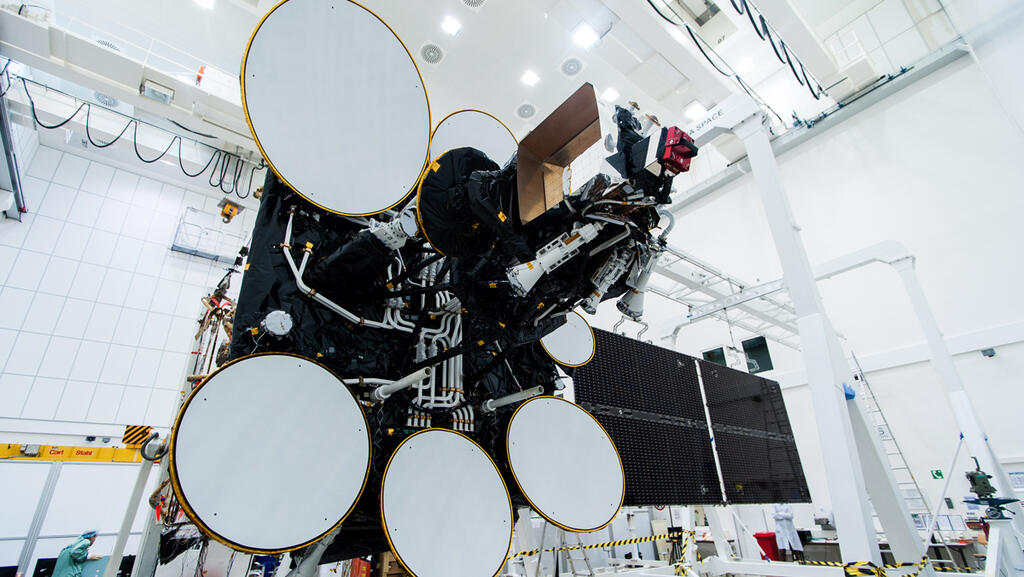 לוויין עמוס 4 של חלל תקשורת (צילום: חלל תקשורת) לוויין עמוס 4 חלל תקשורת לווין לויין