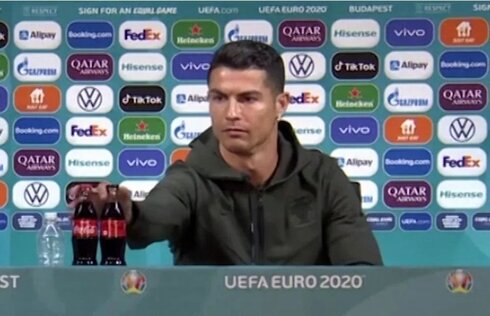 כריסטיאנו רונלדו מרחיק 2 בקבוקי קוקה-קולה במסיבת העיתונאים של היורו , צילום מסך: UEFA Euro 2020