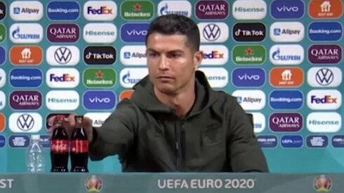רונלדו מזיז את בקבוקי הקולה במסיבת העיתונאים, צילום מסך: UEFA Euro 2020