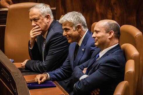ראש הממשלה בנט, שר החוץ ורה"מ החליפי לפיד ושר הביטחון גנץ, צילום: רויטרס