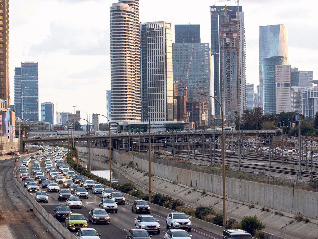 קו הרקיע של תל אביב פקק תנועה נתיבי איילון
