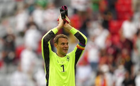 מנואל נוייר שוער נבחרת גרמניה עם סרט הקהילה הגאה במשחק מול פורטוגל ביורו 2020, איי פי