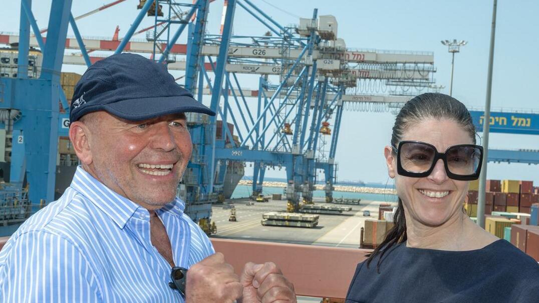 מימין מירב מיכאלי שרת התחבורה ו מנדי זלצמן מנכ"ל נמל חיפה