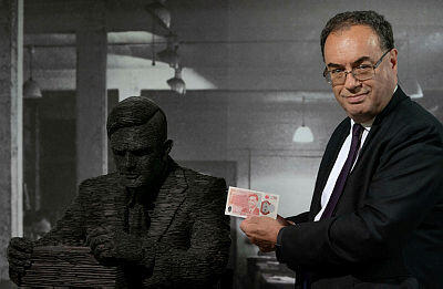 מושל הבנק המרכזי באונגליה אנדרו ביילי עם השטר החדש של אלן טיורינג בפארק בלצ