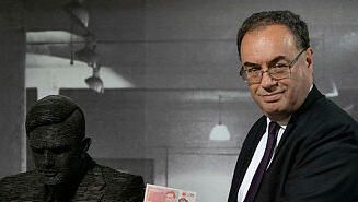 נגיד בנק אונגליה אנדרו ביילי עם השטר החדש של אלן טיורינג בפארק בלצ'לי