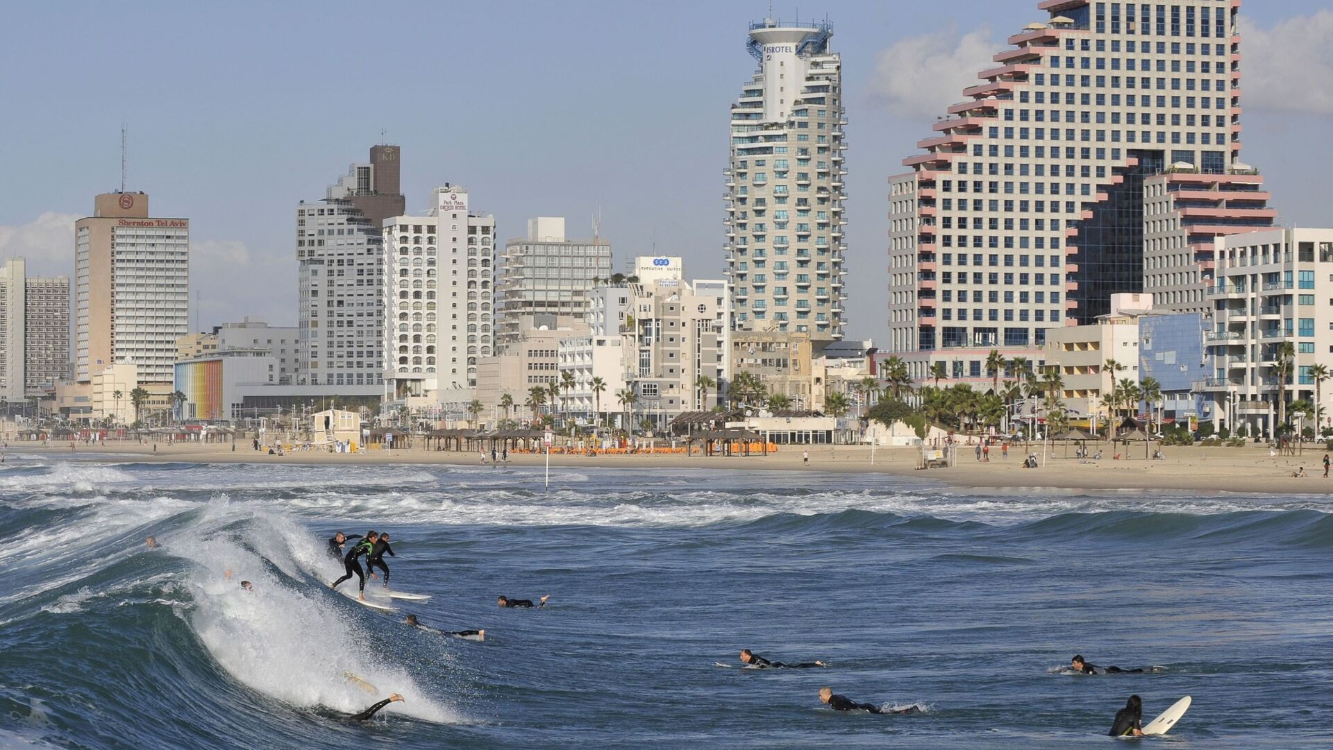 חוף ים תל אביב גולשים גלישה ערים רגועות