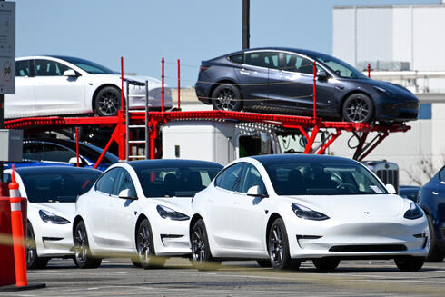 מכוניות טסלה 3 יוצאות מהמפעל בקליפורניה, צילום: רויטרס