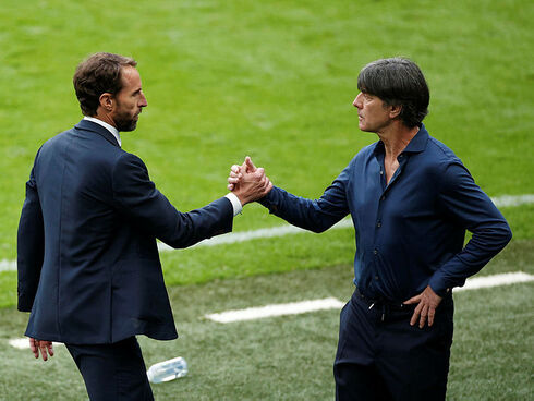 מימין: מאמן גרמניה יואכים לב ומאמן אנגליה גארת