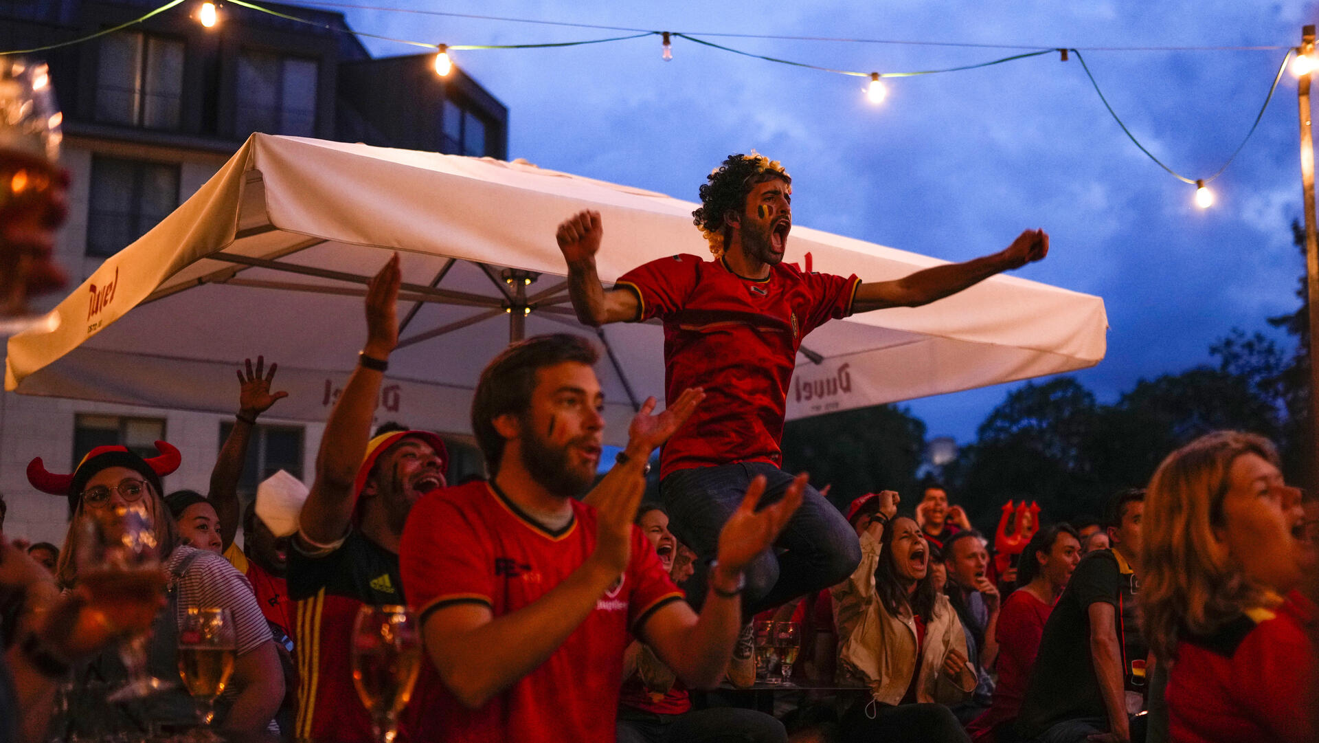 אוהדים של נבחרת בלגיה צופים במשחק שמינית הגמר נגד פורטוגל יורו 2020