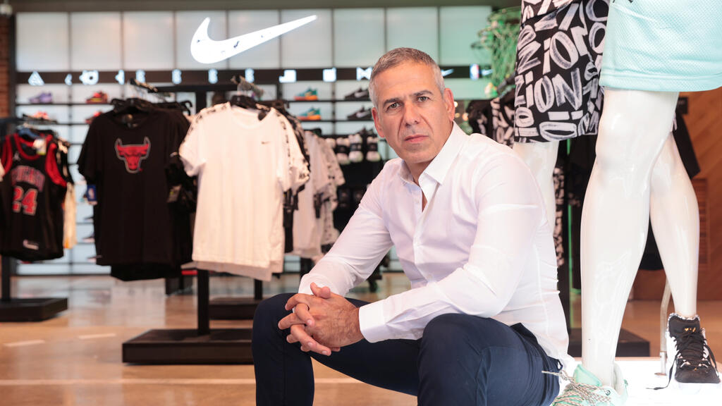 דובי שנידמן מנכ"ל ריטיילורס בחנות פוטלוקר