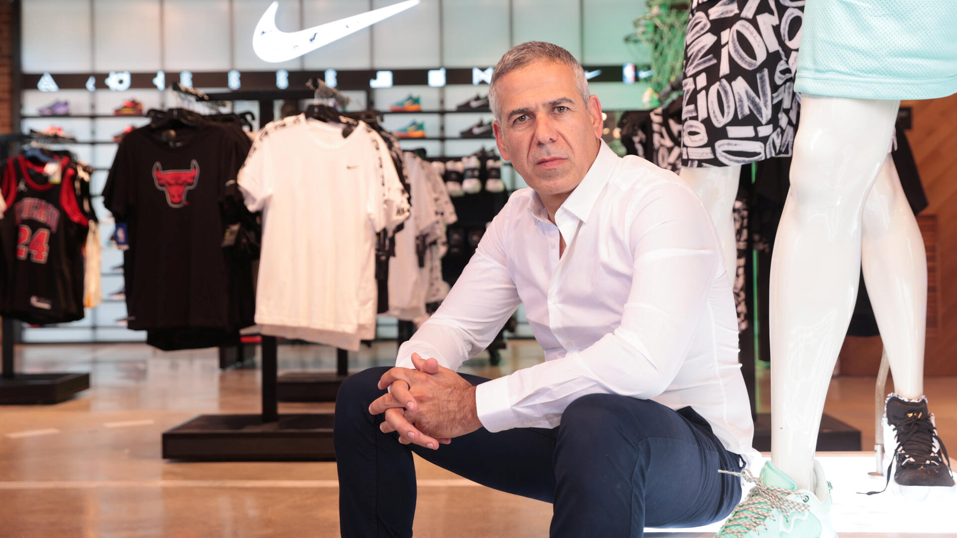 דובי שנידמן מנכ"ל ריטיילורס בחנות פוטלוקר