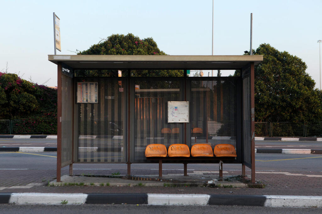 תחנת אוטובוס ב מחלף אלוף שדה