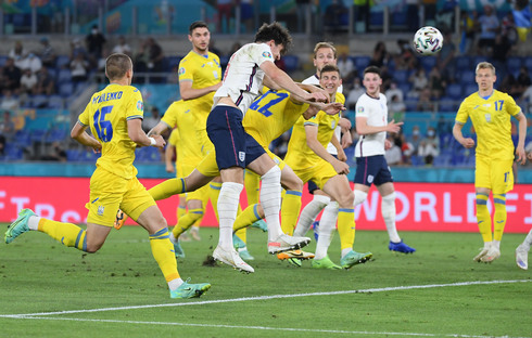 שחקן אנגליה הארי מגווייר מבקיע את השער השני של נבחרתו מול אוקראינה ברבע גמר יורו 2020, EPA