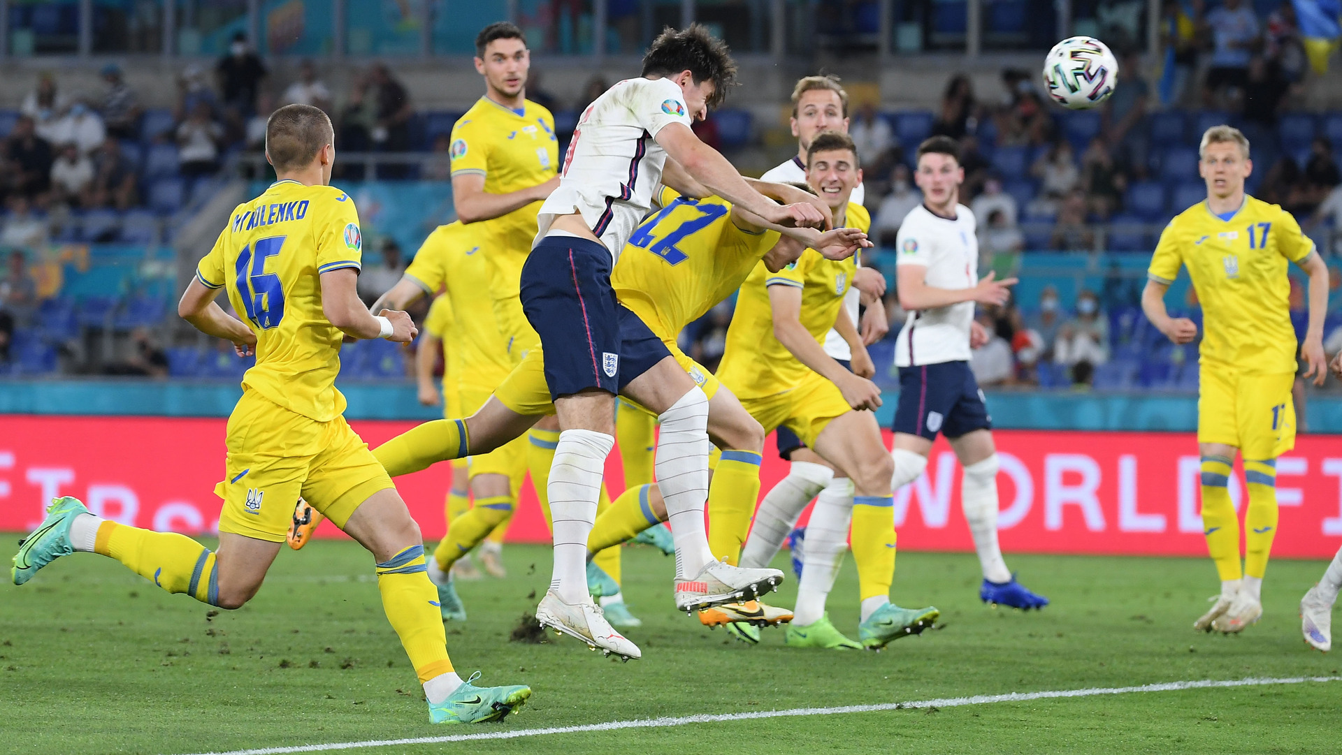 שחקן אנגליה הארי מגווייר מבקיע את השער השני של נבחרתו מול אוקראינה ברבע גמר יורו 2020