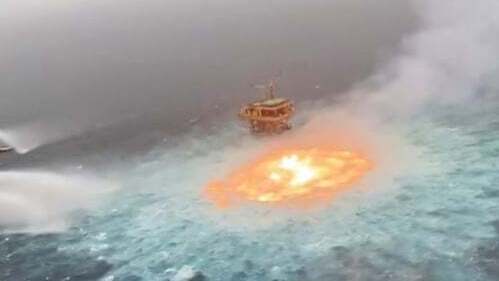 &quot;עין האש&quot;: להבות כתומות על פני הים בדליפת נפט במקסיקו